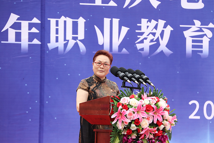 YRqP_1685923869345076618.jpg 红头发娘们.jpg