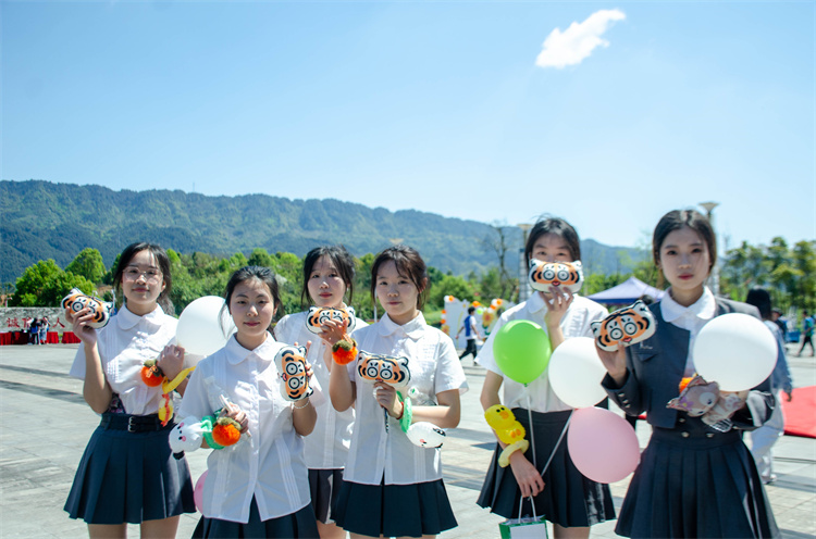 sbCz_1711602460239023288.jpg 礼品合照1.jpg