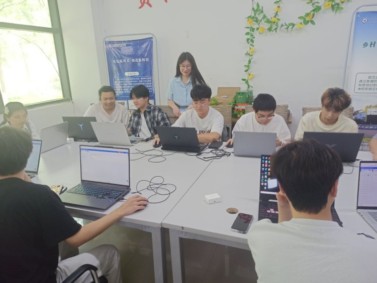 UaIp_1749003257923066856.jpg 经管.jpg